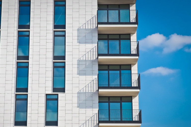actus/68d14ad873fb1-1208338-un-immeuble-avec-des-balcons-image-d-illustration.jpg